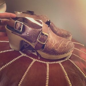 Premium Swedish Clog Calou, tan buckled beauties!
